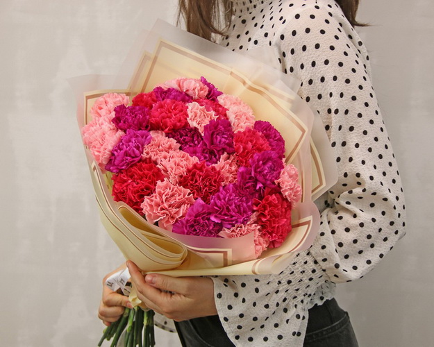 Букет з 35 діантусів яскравий мікс у дизайнерській упаковці