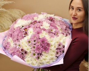 Букет з 51 хризантеми кущової ніжний мікс в стильній упаковці