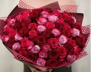 Букет із 75 троянд яскравий мікс в упакуванні