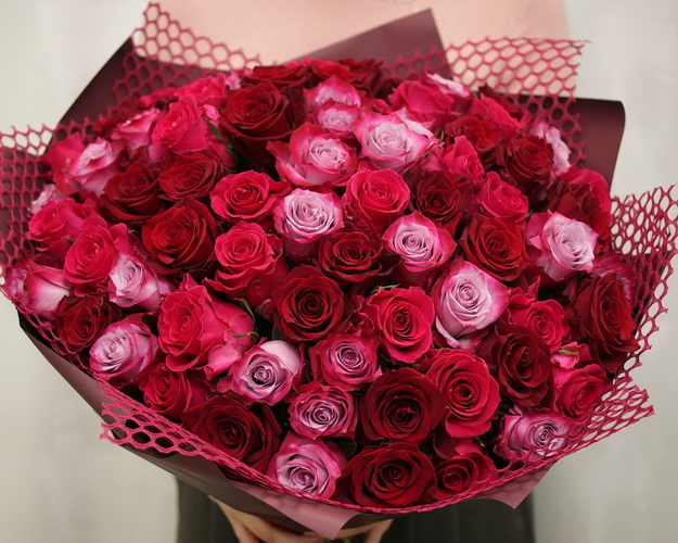 Букет із 75 троянд яскравий мікс в упакуванні