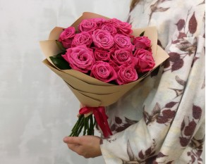Букет із 15 малинових троянд в упакуванні