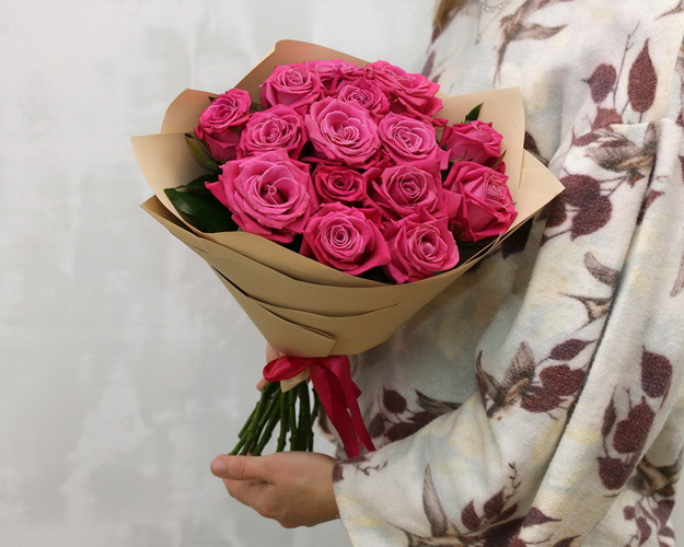 Букет із 15 малинових троянд в упакуванні