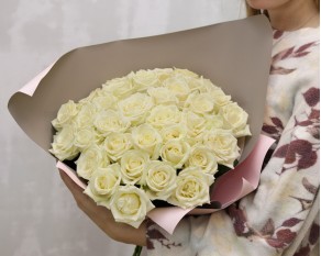 Букет з 35 білих троянд в упакуванні