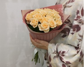 Букет із 15 кремових троянд з упакуванням