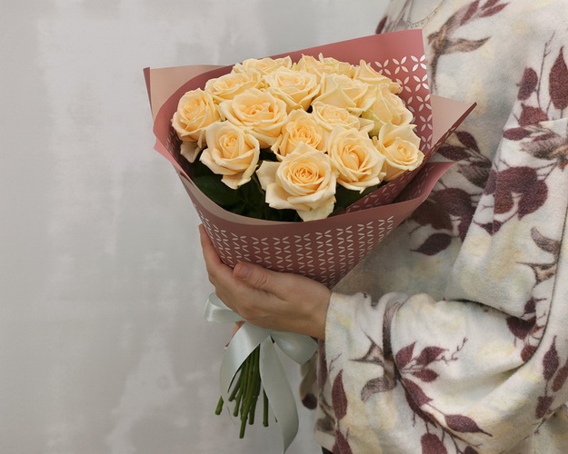 Букет із 15 кремових троянд з упакуванням