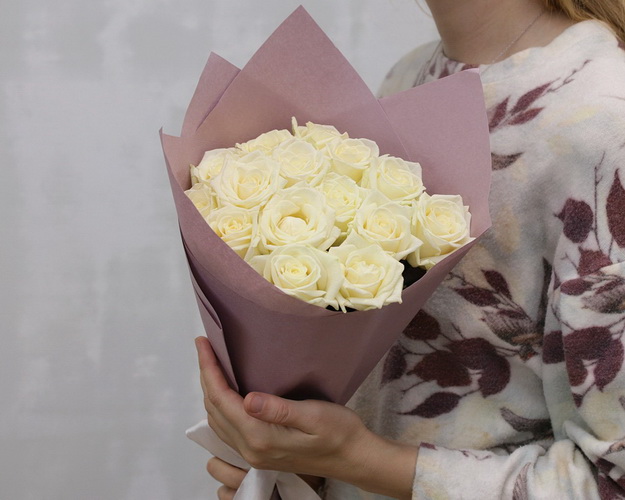 Букет із 15 білих троянд в упакуванні