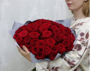 Букет із 51 червоної троянди в упакуванні