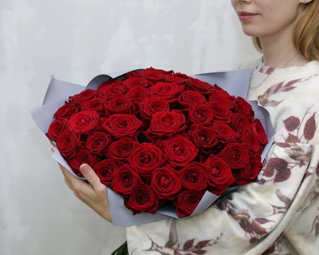 Букет із 51 червоної троянди в упакуванні