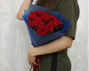 Букет із 15 троянд в упакуванні