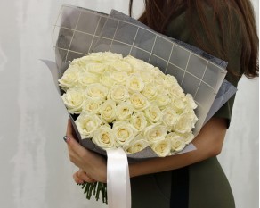 Букет із 51 білої троянди в упакуванні