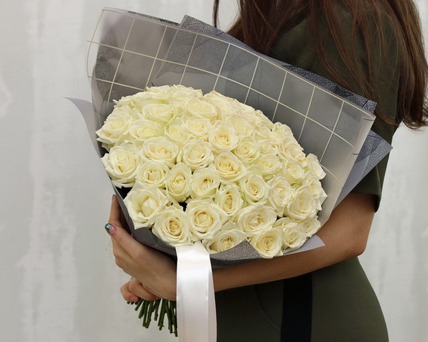 Букет із 51 білої троянди в упакуванні