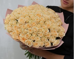 Букет із 101 кремової троянди