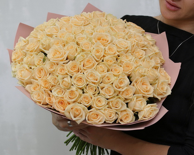 Букет із 101 кремової троянди