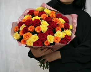 Букет із 51 троянди мікс в упакуванні