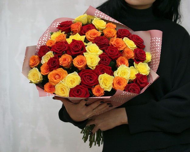Букет із 51 троянди мікс в упакуванні