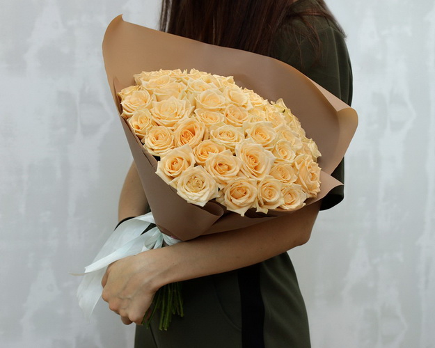 Букет із 51 кремової троянди в упакуванні