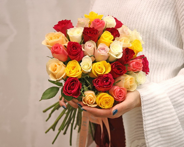 Букет із 35 троянд яскравий мікс під стрічку