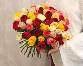 Букет із 51 троянди яскравий мікс під атласну стрічку