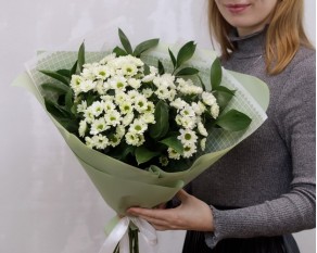 Букет із 11 білих кущових хризантем із зеленню