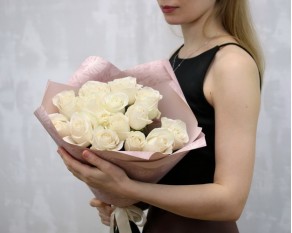 Букет із 15 білих троянд в упакуванні