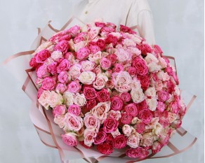 Букет зі 101 троянди кущової ніжний мікс в стильній упаковці