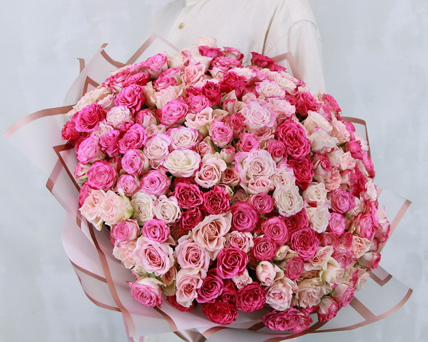 Букет зі 101 троянди кущової ніжний мікс в стильній упаковці