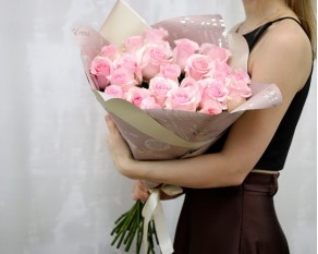 Букет із 25 імпортних рожевих троянд в упакуванні