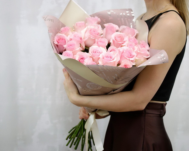 Букет із 25 імпортних рожевих троянд в упакуванні