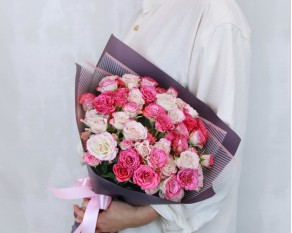 Букет із 15 кущових троянд ніжний мікс у стильній упаковці