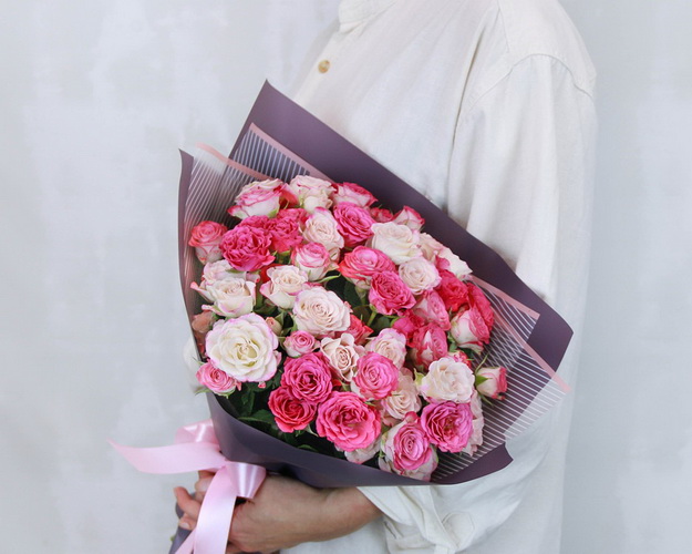 Букет із 15 кущових троянд ніжний мікс у стильній упаковці