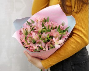 Букет із 15 рожевих альстромерій у стильній упаковці.