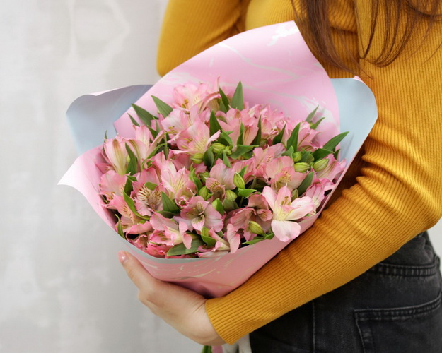 Букет із 15 рожевих альстромерій у стильній упаковці.