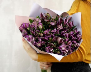 Букет із 35 фіолетових альстромерій у стильній упаковці.