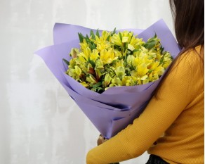Букет із 25 жовтих альстромерій у стильній упаковці.