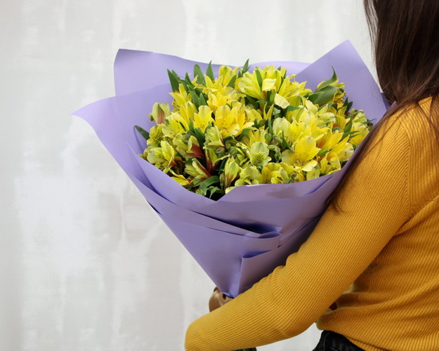 Букет із 25 жовтих альстромерій у стильній упаковці.