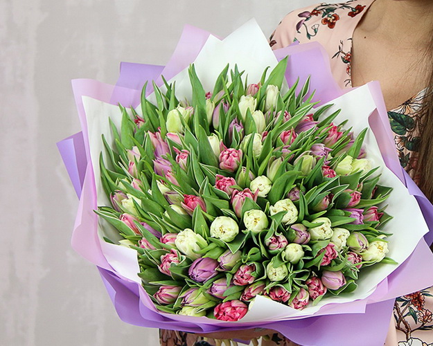Букет із 101 тюльпана піоноподібного міксу в дизайнерській упаковці.