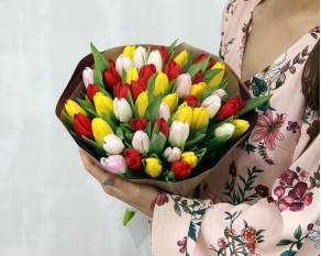 Букет із 45 тюльпану мікс у стильній упаковці