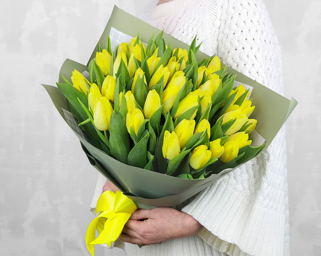 Букет із 51 жовтого тюльпану у стильній упаковці.