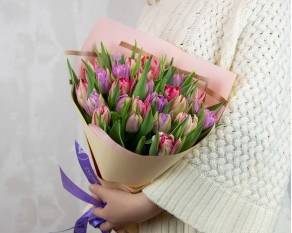 Букет з 25 тюльпанів піоноподібних мікс у дизайнерській упаковці