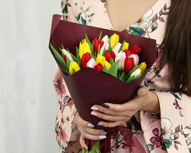 Букет із 25 тюльпанів мікс у стильній упаковці