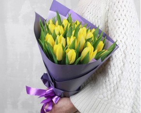 Букет із 25 жовтих тюльпанів у дизайнерській упаковці