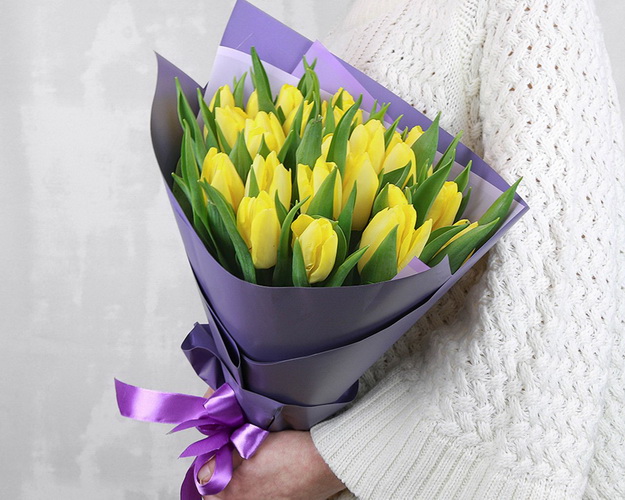 Букет із 25 жовтих тюльпанів у дизайнерській упаковці