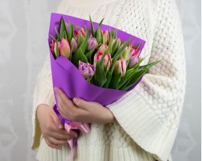 Букет із 15 тюльпанів піоноподібних мікс у дизайнерській упаковці