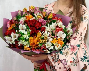 Букет із 35 альстромерій мікс у стильній упаковці.
