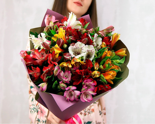 Букет із 15 альстромерій мікс у стильній упаковці.