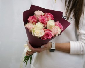 Букет з 11 троянд Рожевий мікс в упакуванні