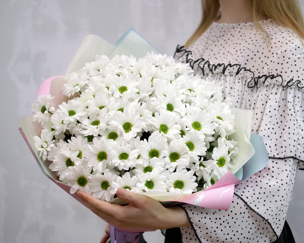 Букет із 15 хризантем в стильній упаковці