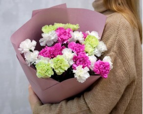 Букет з 25 гвоздик мікс (діантусів) у стильній упаковці