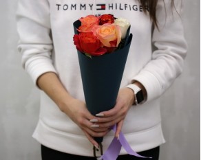 Букет із 5 троянд яскравий мікс в упакуванні