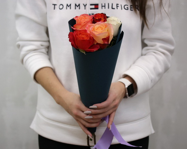 Букет із 5 троянд яскравий мікс в упакуванні